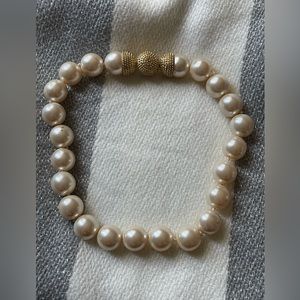 Elegant Pearl Necklace with Gold Accents